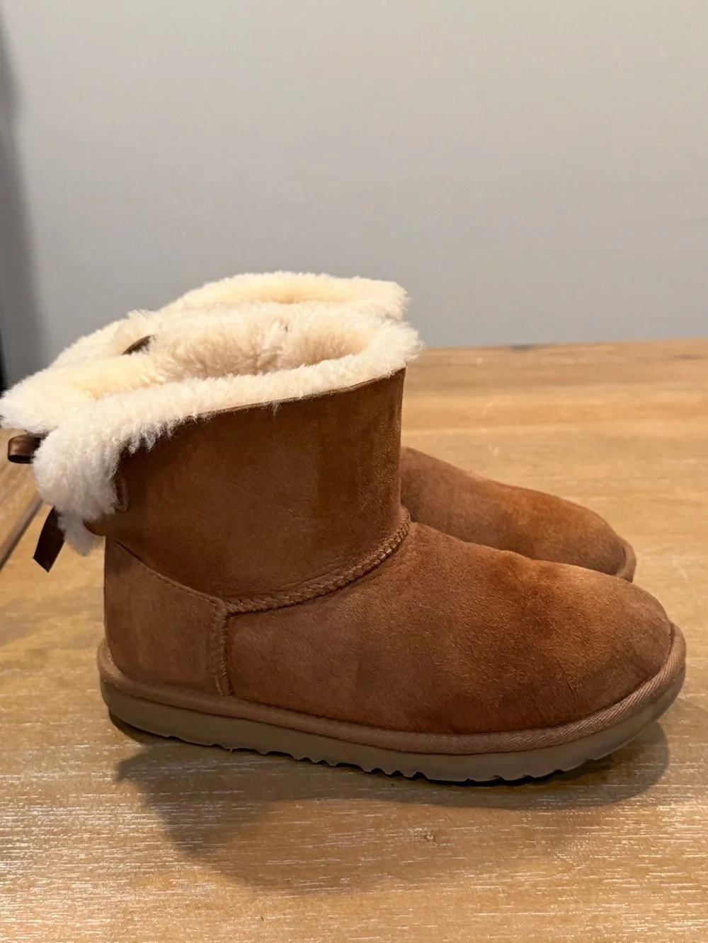 UGG Youth Mini Bailey Bow Boots Sheepskin Chestnut US 4 EU 36